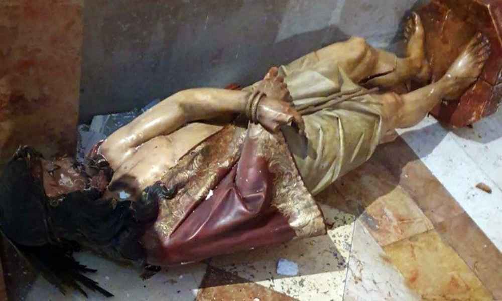 Hombre derriba estatua de Jesús en Jerusalén por oponerse a los ídolos
