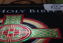 Polémica en EE. UU. luego que tienda etiquetara la Biblia como libro de “Ficción”