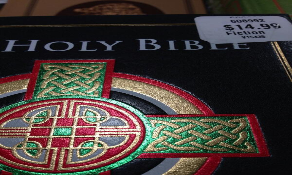 Polémica en EE. UU. luego que tienda etiquetara la Biblia como libro de “Ficción”