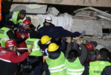 Rescatan a dos hermanas tras 100 horas bajo los escombros en Turquía