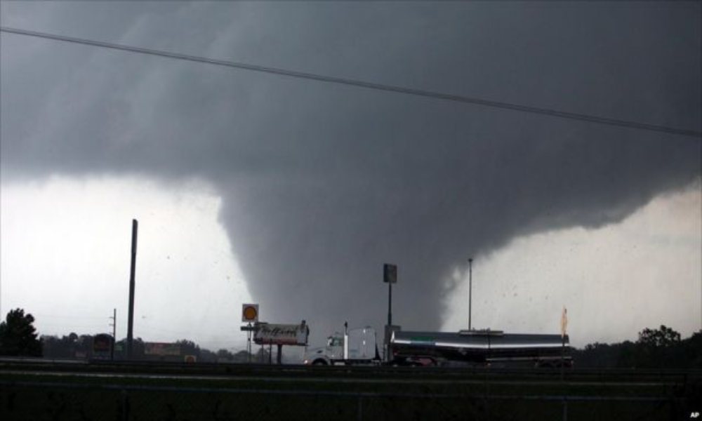 Aumenta a 26 la cifra de fallecidos tras tornados en EE.UU.