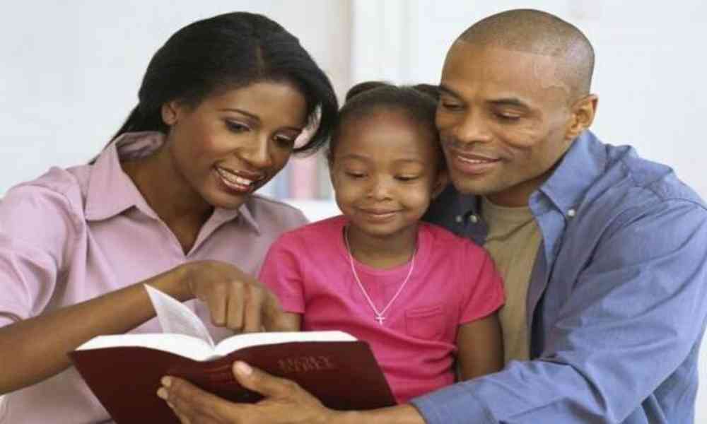 Los padres deben sumergir a sus hijos en la vida de Cristo  