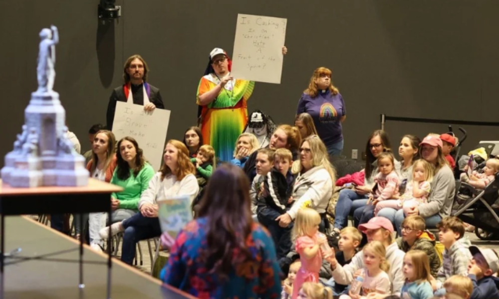 Drag Queens invaden el evento del actor Kirk Cameron que enseña la Biblia a niños