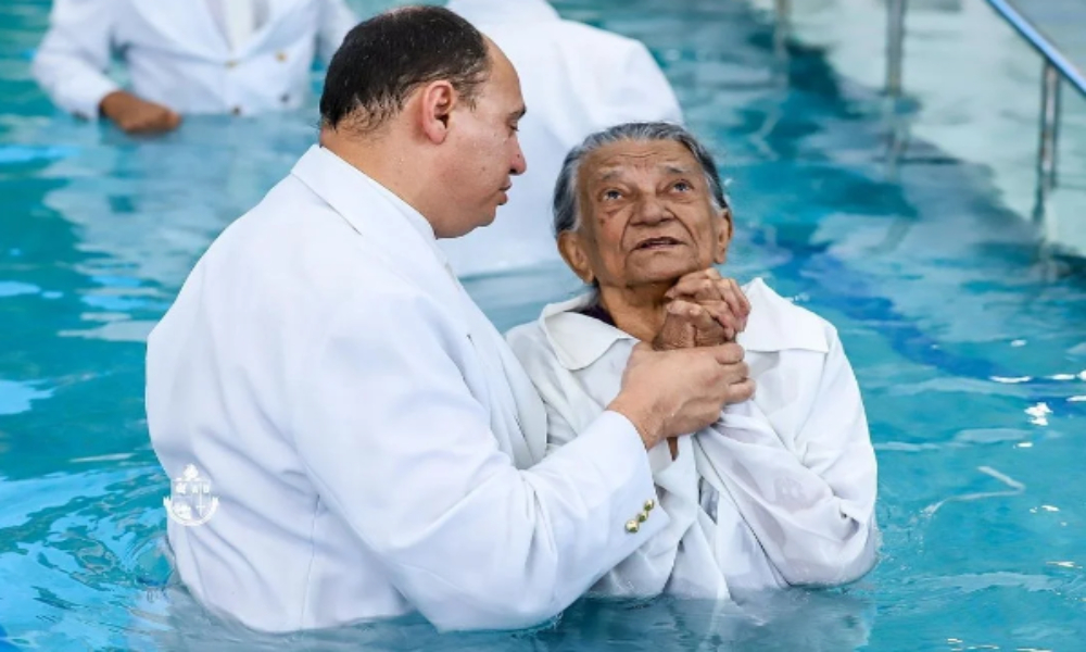 Más de 1.400 personas son bautizadas en Brasil