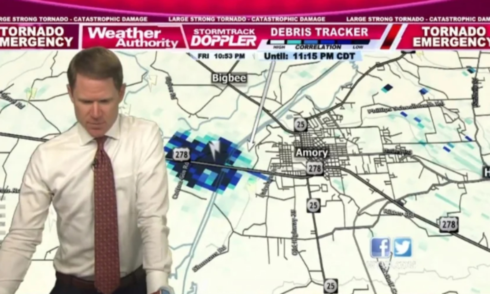 Meteorólogo ora en vivo mientras transmitía la trayectoria del tornado en EE. UU.