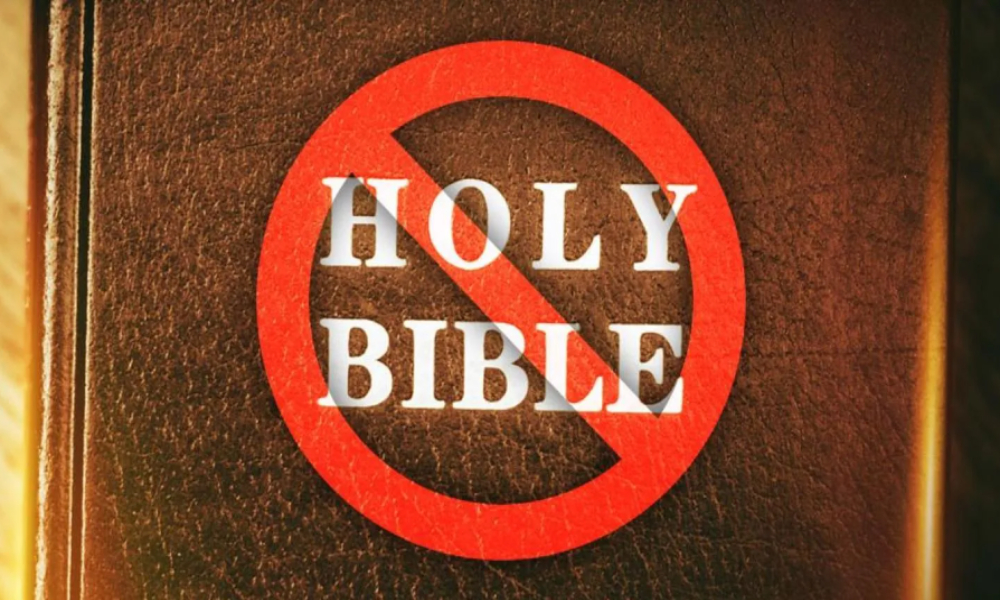 Padre llama a la Santa Biblia “pornografía” y pide a distrito escolar de Utah que la elimine