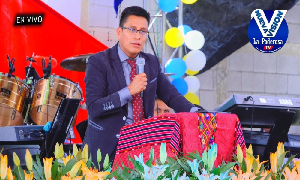 Pastor regaña a jóvenes por usar el celular durante la prédica