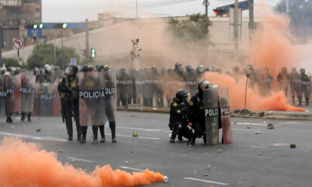 Policía de Perú lanza bombas lacrimógenas contra manifestantes