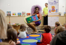Retiran a Drag Queen de una escuela por traumatizar a niños con “temas sexuales”