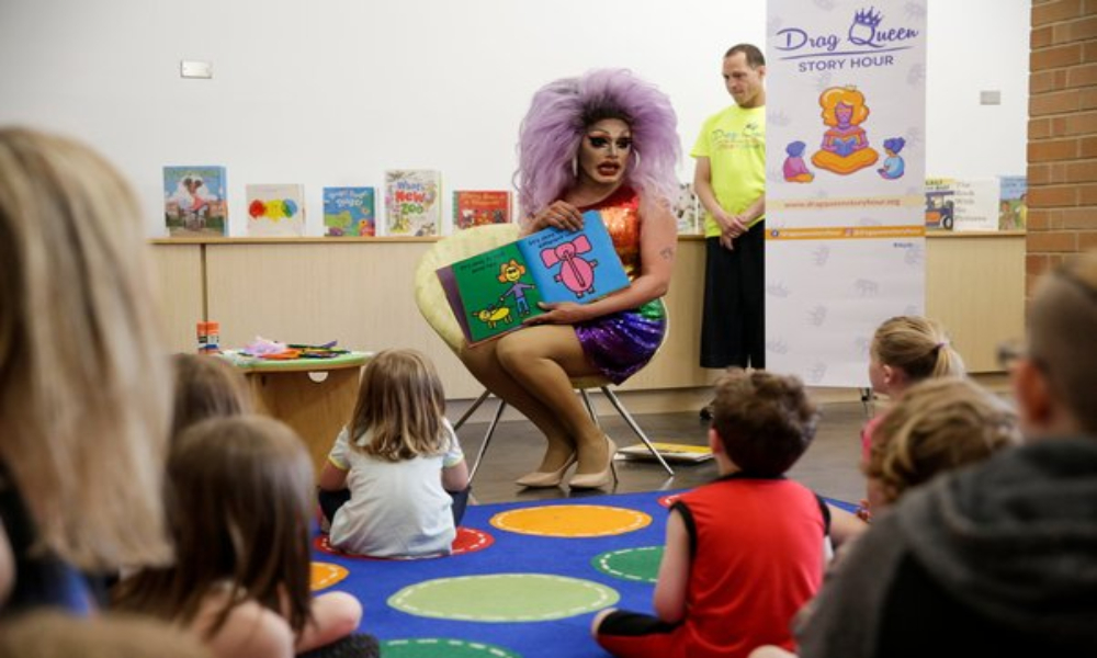 Retiran a Drag Queen de una escuela por traumatizar a niños con “temas sexuales”