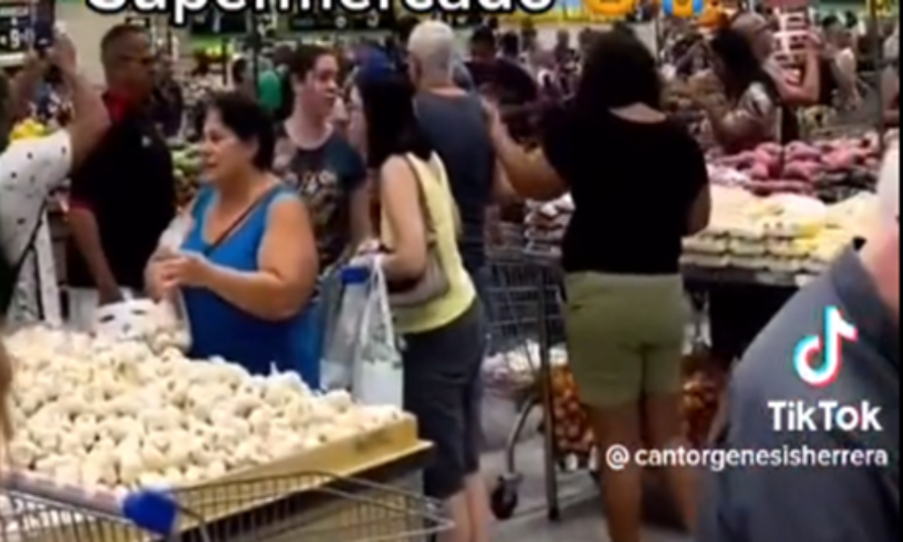 Video de evangélicos cantando en un supermercado es blanco de críticas en la web