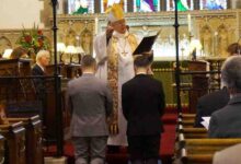 Piden que a obispos de Inglaterra que rechacen bendecir parejas gais