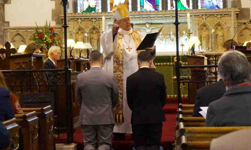 Piden que a obispos de Inglaterra que rechacen bendecir parejas gais