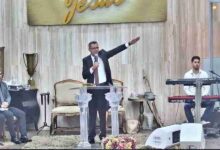 Pastor intimida a fieles por no levantarse durante el servicio