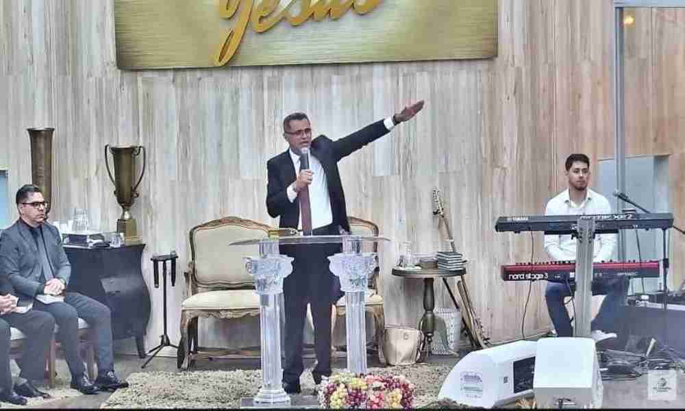Pastor intimida a fieles por no levantarse durante el servicio