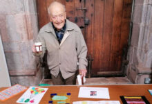 Anciano de 104 años enseña la Biblia a niños en ministerio