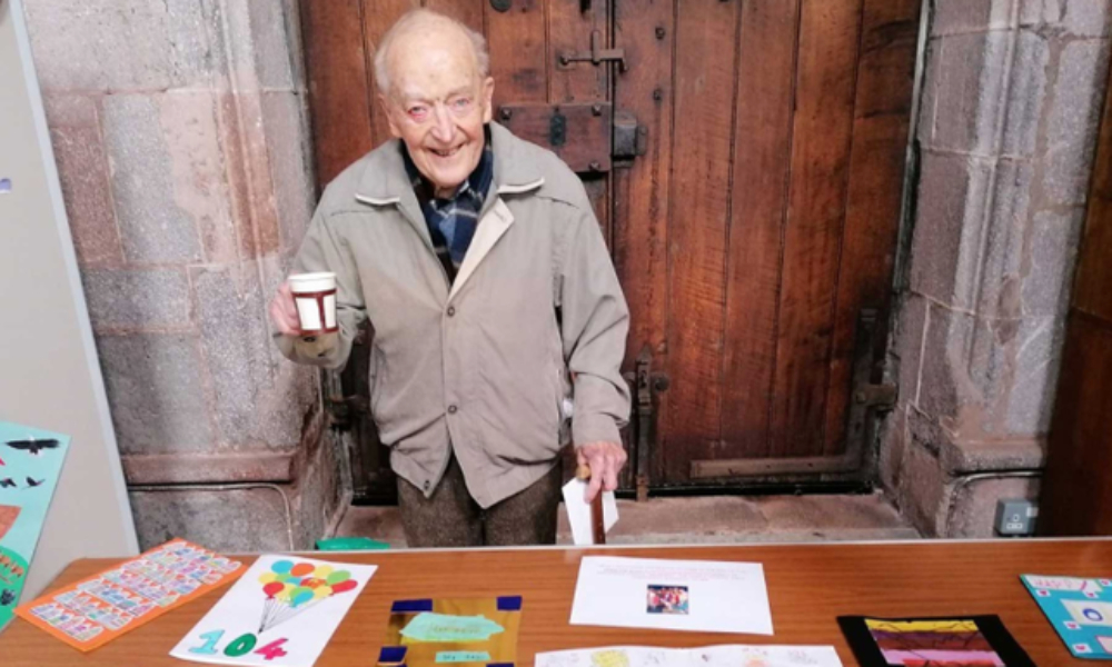 Anciano de 104 años enseña la Biblia a niños en ministerio