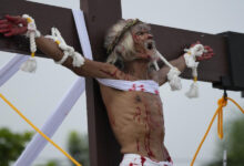Hombres son clavados a la cruz para recrear la muerte de Jesús