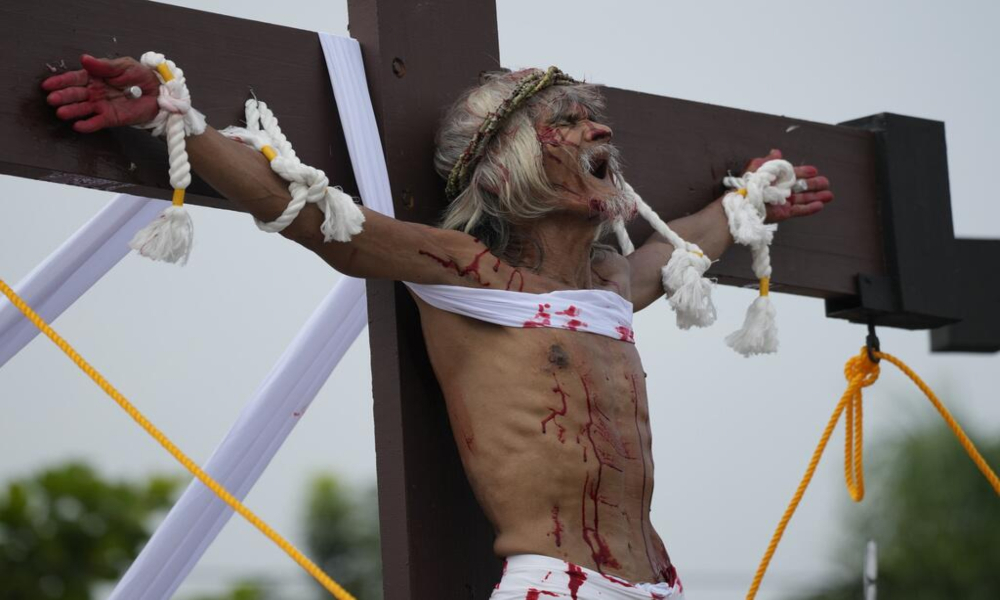 Hombres son clavados a la cruz para recrear la muerte de Jesús