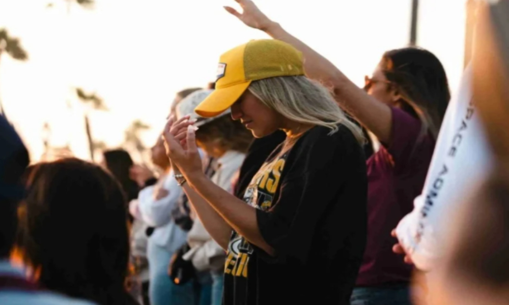 Miles son salvados y bautizados en evento evangelístico en California