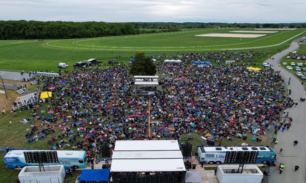 9.000 personas escuchan la predicación de Franklin Graham bajo la lluvia