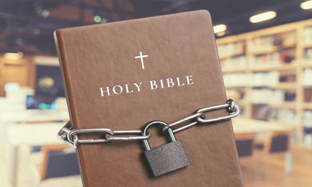 Advierten a distrito escolar de no prohibir la Biblia por tildarla de pornográfica