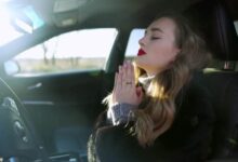 Encuesta: Más estadounidenses oran en su automóvil que en un lugar de culto