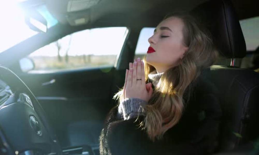 Encuesta: Más estadounidenses oran en su automóvil que en un lugar de culto