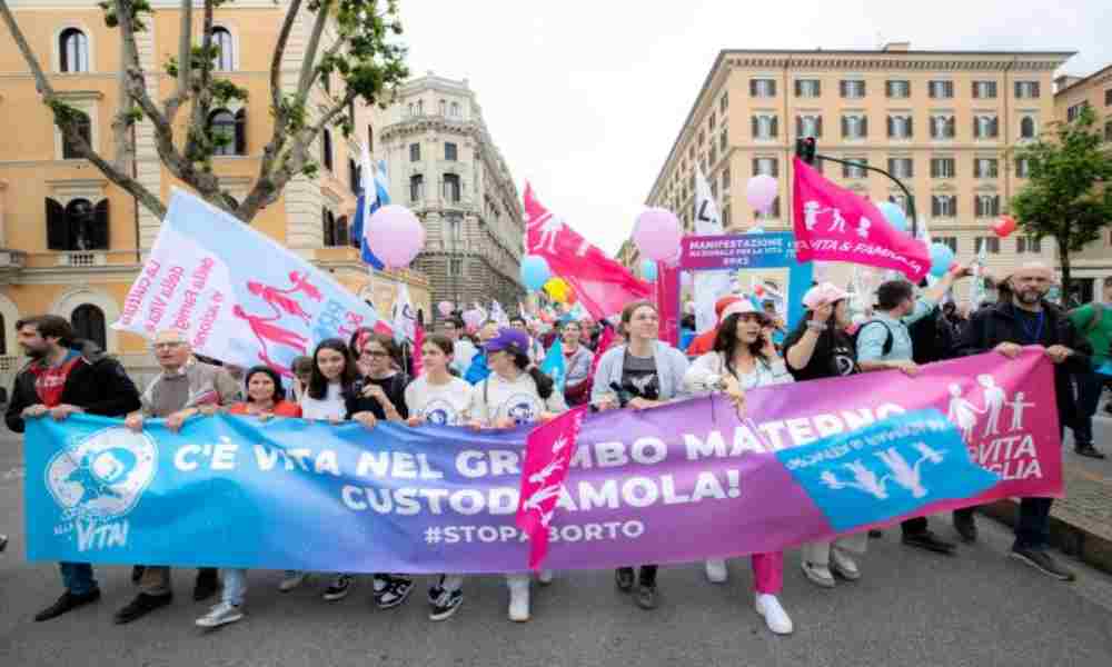 Miles de personas marchan en Italia a favor de la vida