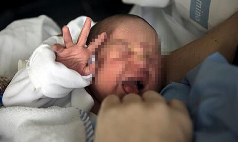 Nace el primer bebé en Reino Unido con el ADN de tres personas