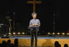 Pastor renuncia tras publicar un libro de sexo con referencias teológicas