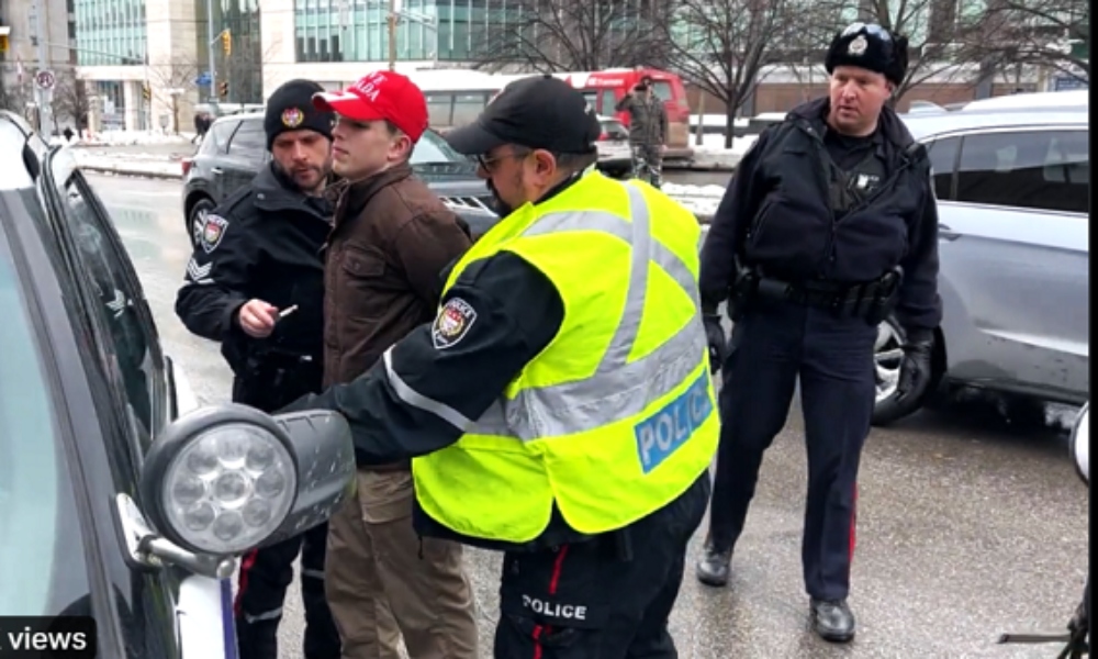 Adolescente es arrestado por distribuir Biblias en Canadá