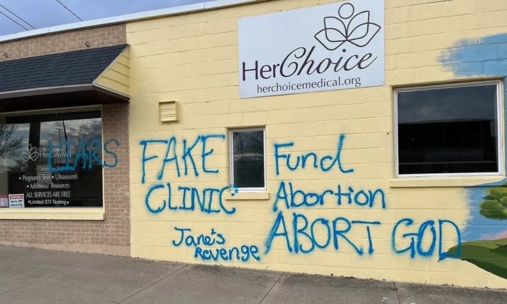 Centro pro-vida es destrozado por activistas con la frase: “Abortar a Dios”