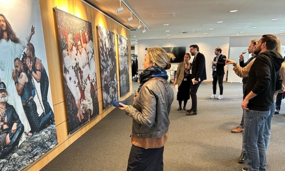 Exposición en Parlamento Europeo muestra a “Jesús LGBT” y genera críticas