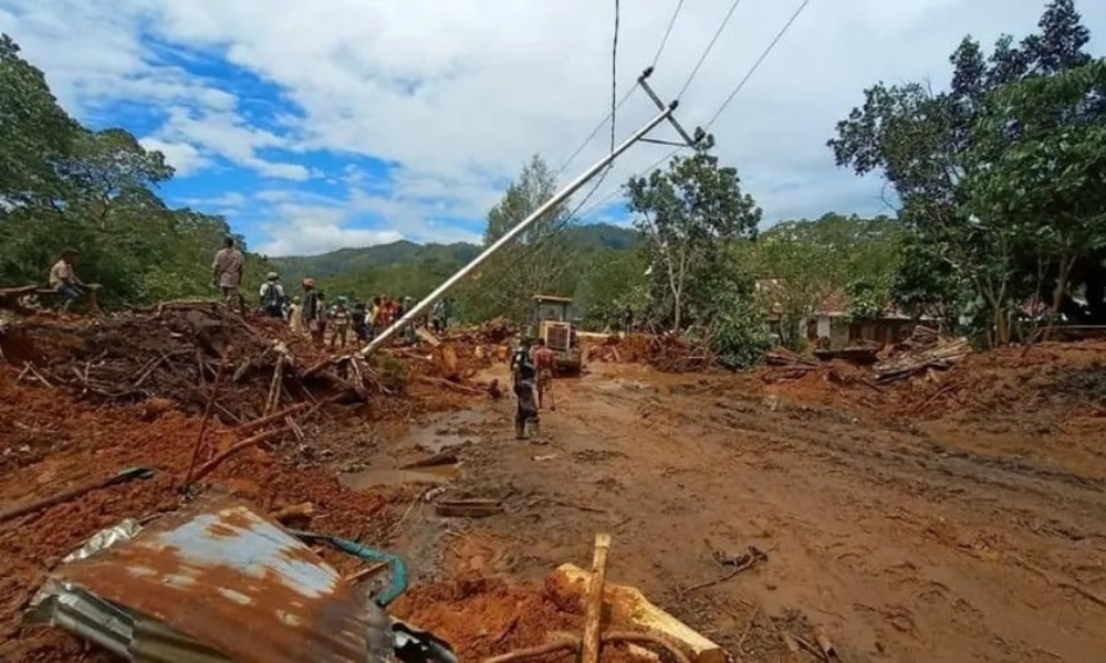 Huracán de Myanmar arranca casa de un pastor