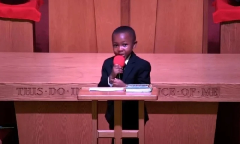 Niño conocido por bautizar a un juguete predica por primera vez en la iglesia