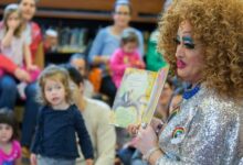 Prohíben a Drag Queen leer cuentos a niños en las escuelas: “Es perjudicial”