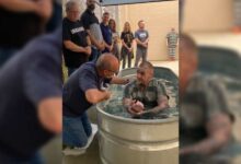 Dos iglesias se unen y logran que 50 reclusos se bauticen