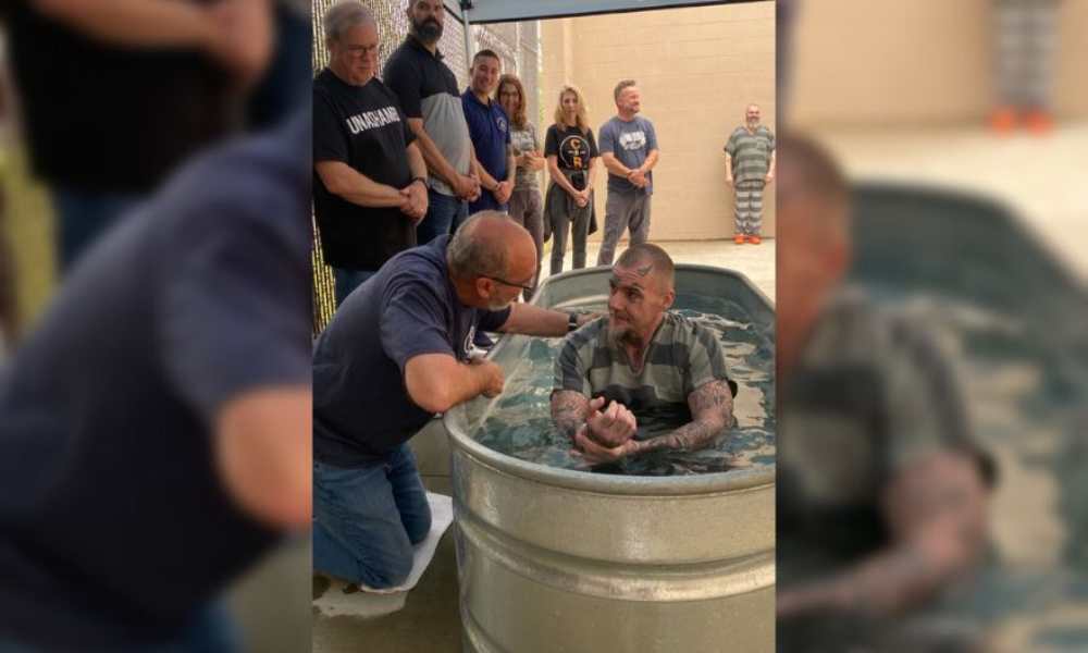 Dos iglesias se unen y logran que 50 reclusos se bauticen