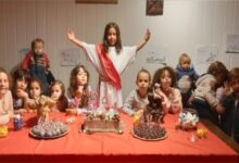Niña organiza fiesta de cumpleaños con temática de Jesús