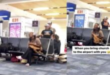 Pasajero de aeropuerto es burlado por adorar públicamente a Jesús