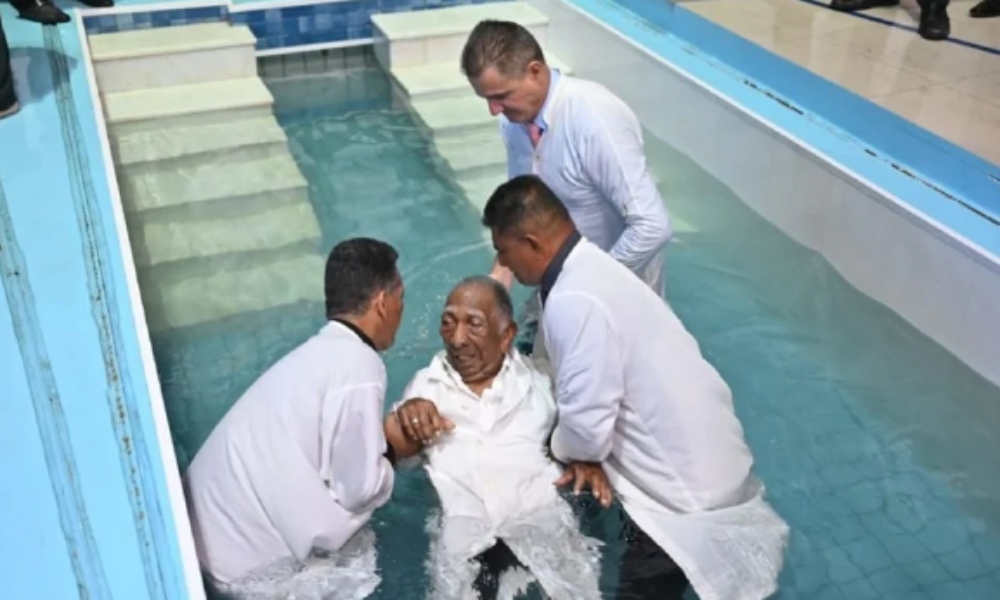 Anciano es bautizado a los 104 años en Brasil: “Nunca es tarde”