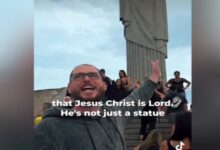 Evangelista predica a turistas en el Cristo Redentor de Brasil