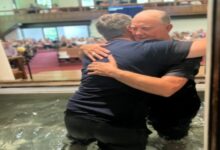 Hombre de 71 años que se negaba a aceptar a Jesús finalmente es bautizado  