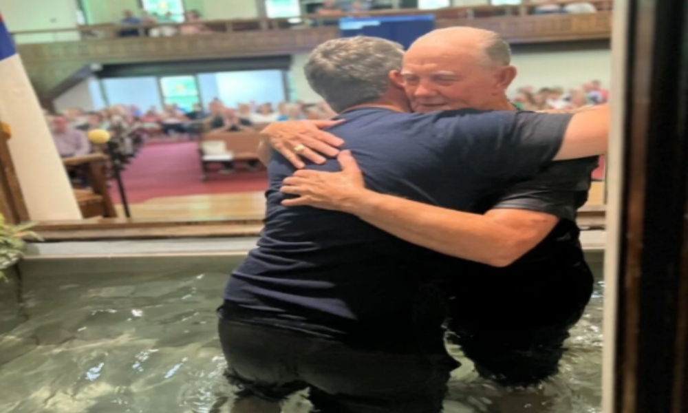 Hombre de 71 años que se negaba a aceptar a Jesús finalmente es bautizado  