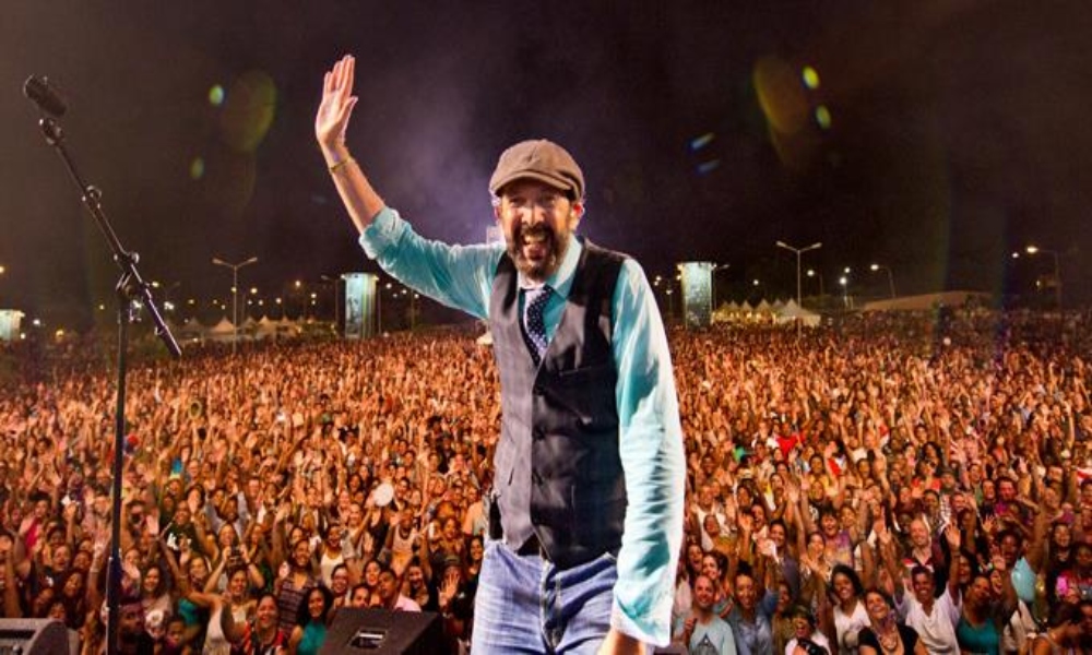 Juan Luis Guerra canta y habla de Jesús a 16.000 personas en Barcelona