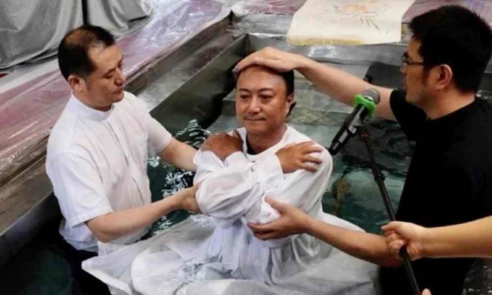 19 personas se bautizan en China en medio de la persecución