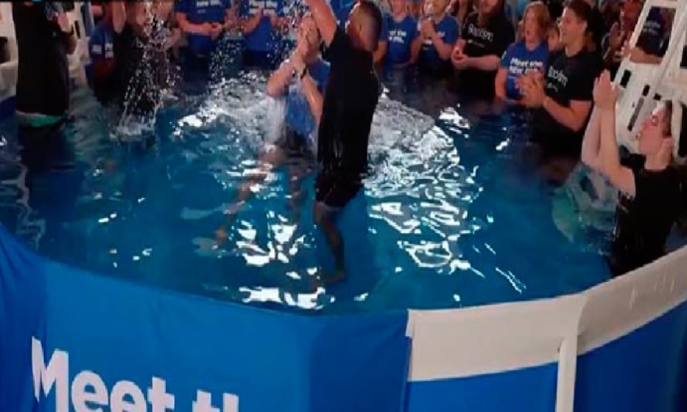 2 mil personas se bautizan en Oklahoma