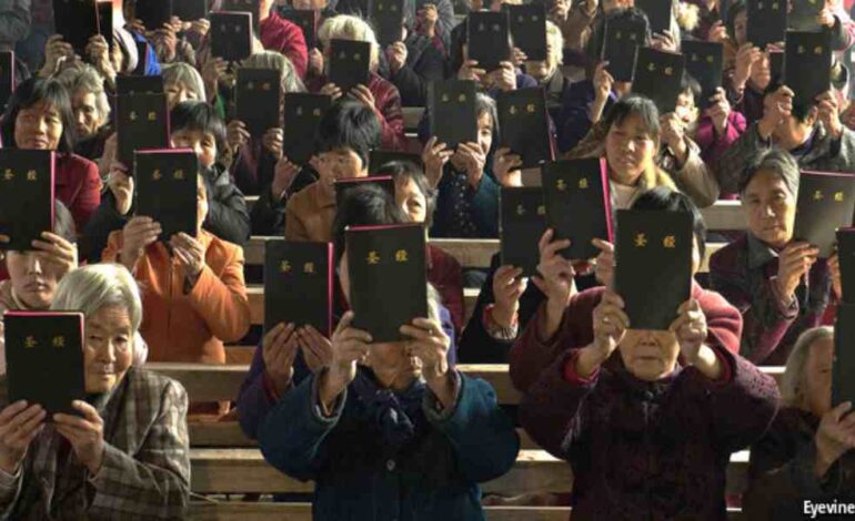 Crecimiento de cristianos en China desafía al Partido Comunista