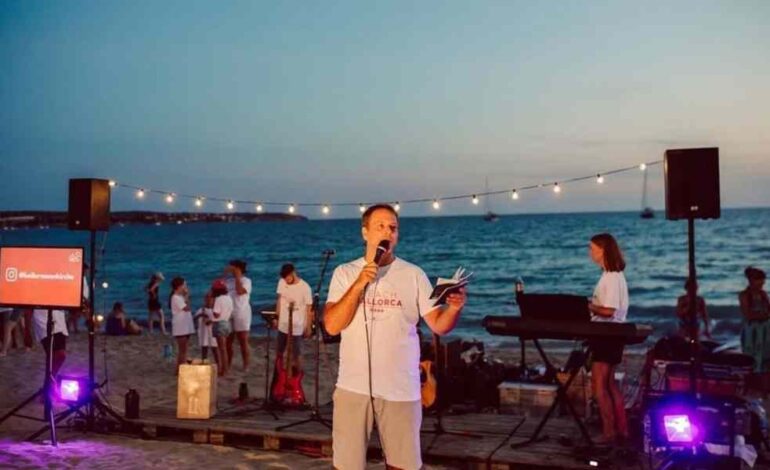 Iniciativa juvenil evangeliza a turistas de las playas de Mallorca